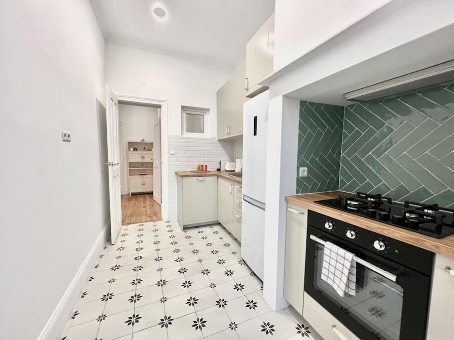 Apartment Beautiful Gloria - 120m2 With A/c And Garden Lissabon
